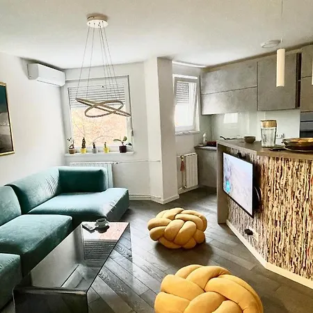 Stylish 1br With Balcony In *
