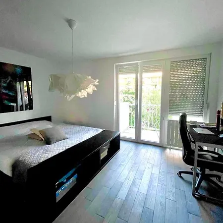 A Cozy Private At The Foot Of Apartment *