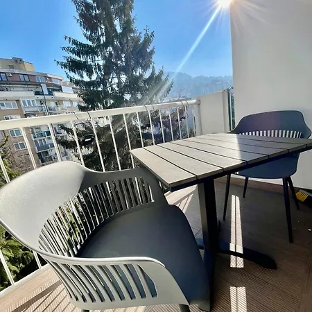 Stylish 1br With Balcony In